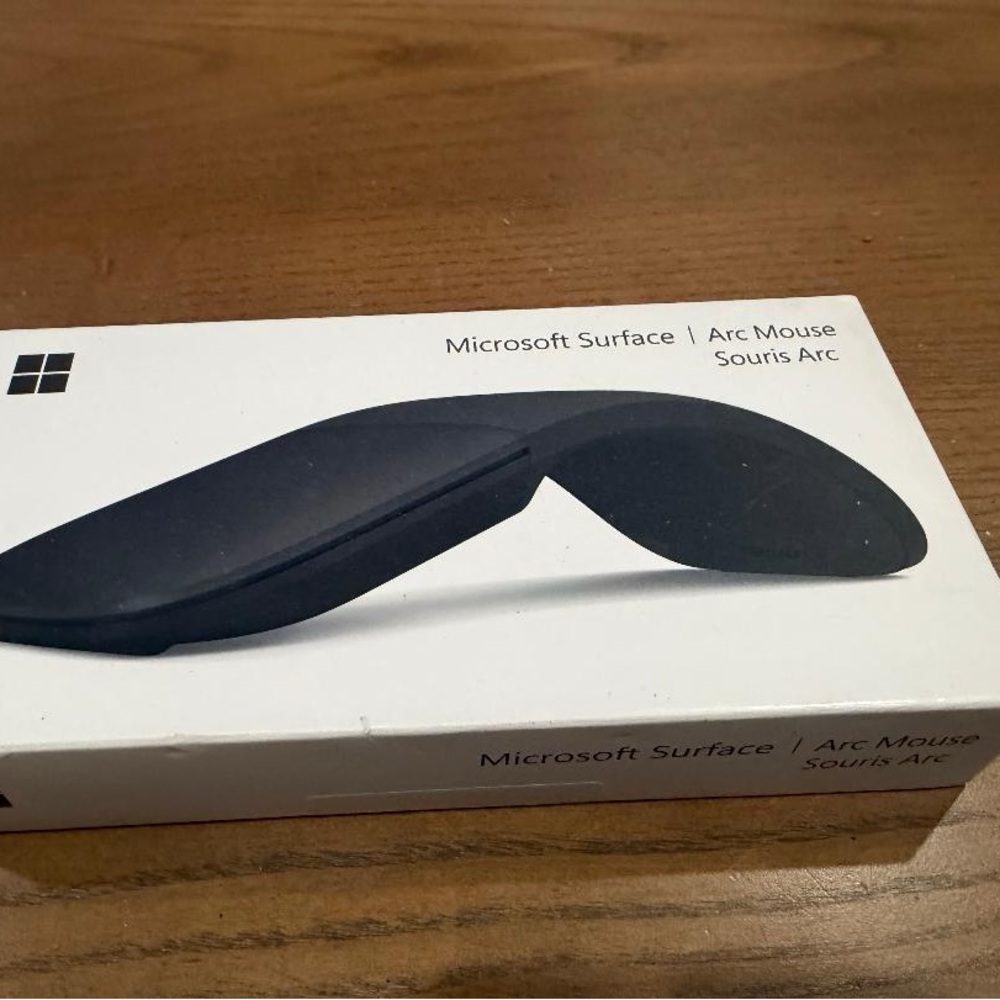 Microsoft Surface Arc Mouse Packaging with White and Green Accents